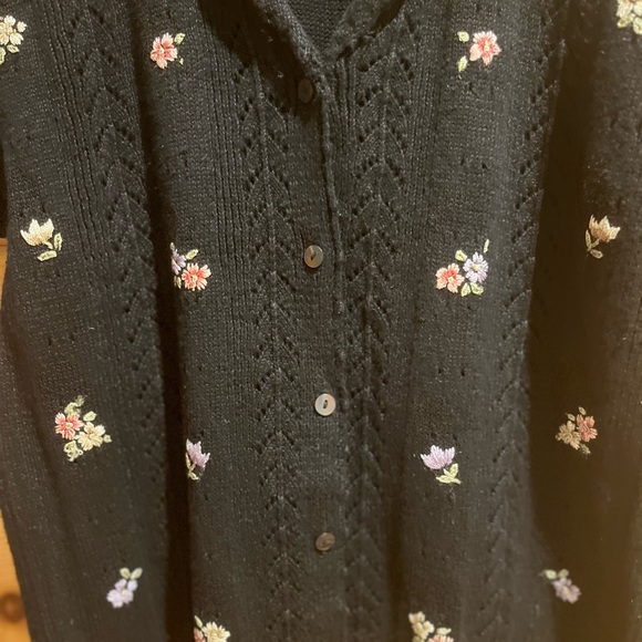 Vintage Jantzen Knit Short Sleeve Cardigan Embroidered Floral on Black Sz M/L - Picture 4 of 16